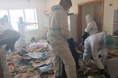 Balkan Mahallesi’nde evden 28 ton çöp çıkarıldı