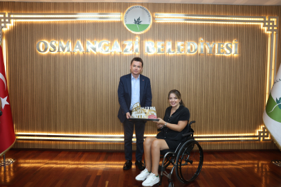 Osmangazi’nin başarılı pilotu kupayı Erkan Aydın’la paylaştı