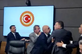 Çerçeve yasa görüşmesinde 'pislik' kavgası: MHP'li vekil İYİP'li vekilin üzerine yürüdü