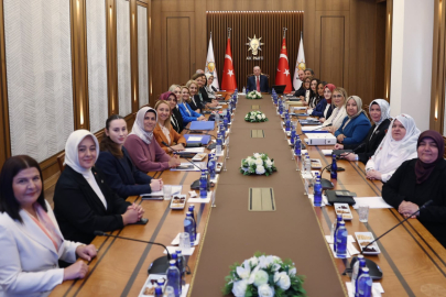 AKP aday göstermediği ilçede belediyeyi aldı: CHP'li Foça Belediye Başkanı Saniye Bora Fıçı AKP'ye geçti