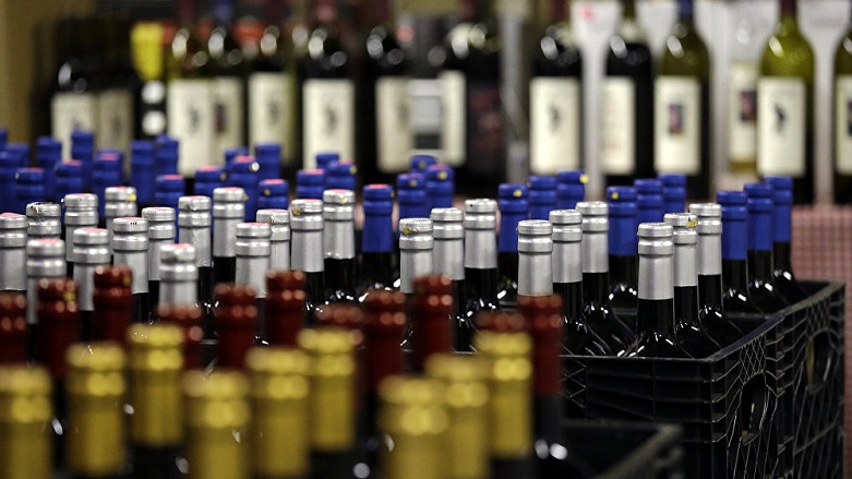 Kasalarda farklı renk kapaklara sahip birçok şarap şişesi görülüyor