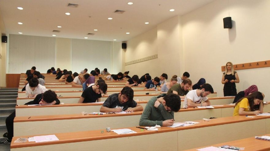 Bir sınıfta oturan öğrenciler test çözüyor.