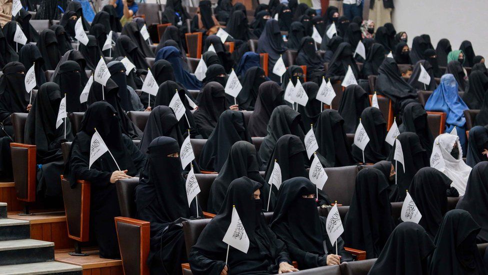 Siyah boydan boya ve yüzlerini kapatan kıyafetler içerisinde çok sayıda kadın.