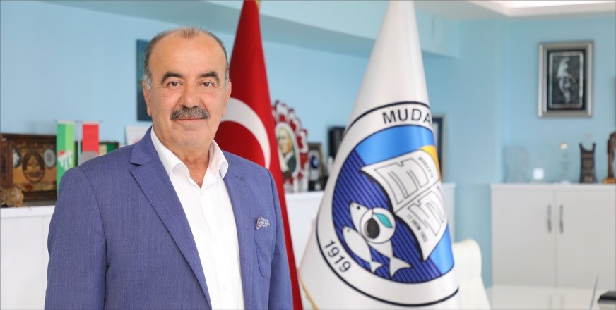 Mudanya Belediye Başkanı Hayri Türkyılmaz ayakta bekliyor.