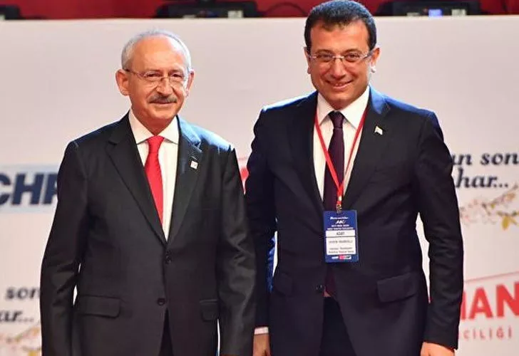 Kemal Kılıçdaroğlu ve Ekrem İmamoğlu sahnede yan yana duruyor.