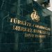 Yeşil fayanslı bir duvar üzerinde "Türkiye Cumhuriyeti Merkez Bankası İdare Merkezi" yazıyor