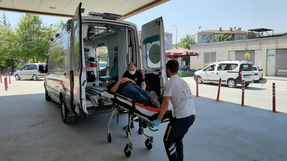 Yaralanan işçi iki sağlık ekibi tarafından ambulanstan sedye ile indiriliyor
