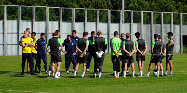 Antrenman hazırlığında olan Bursasporlu oyuncular yeşil sahada toplanmış şekilde duruyor