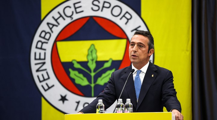 Ali Koç, dev Fenerbahçe logosu önüne kurulan kürsüde konuşuyor.