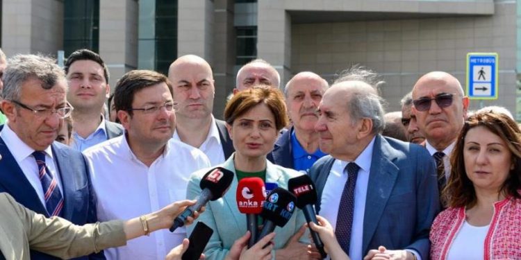Canan Kaftancıoğlu adliye önünde partililerle birlikte basına açıklama yapıyor