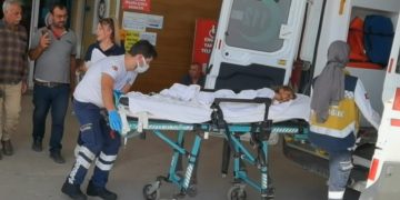 Sedyede yatan bir çocuk ambulans görevlileri tarafından ambulansa bindiriliyor