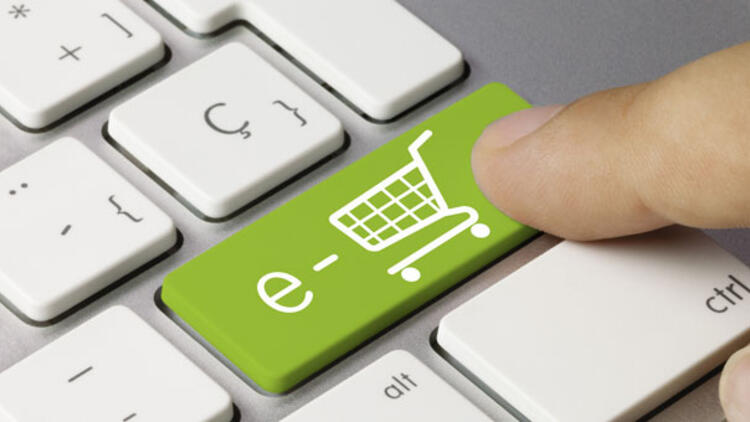 Bir kişi işaret parmağıyla klavyede yeşil renkteki alışveriş sepeti logosu bulunan tuşa basıyor.