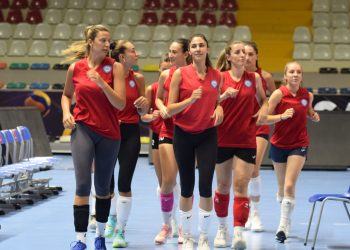 Nilüfer Belediyespor Kadın Voleybol Takımı oyuncuları spor salonunda koşu yapıyor
