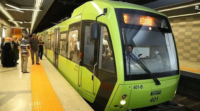 2 numaralı Kestel metrosu durakta yolcu alıyor