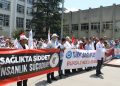 Çok sayıda sağlık emekçisi Uludağ Üniversitesi bahçesinde toplanmış eylem yapıyor