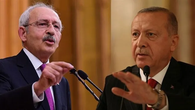 Fotoğrafın sol tarafında Kemal Kılıçdaroğlu sağ işaret parmağı havada konuşurken, sol tarafta ise Recep Tayyip Erdoğan sol eliyle yatıştırıcı bir hareket yapıyor. Fotoğraf iki görselin birleştirilmesinden oluşuyor