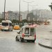 Mudanya yolunda araçlar seyir halinde gitmekte güçlük yaşarken görülüyor. Yoğun yağış caddeyi sularla doldurmuş durumda.