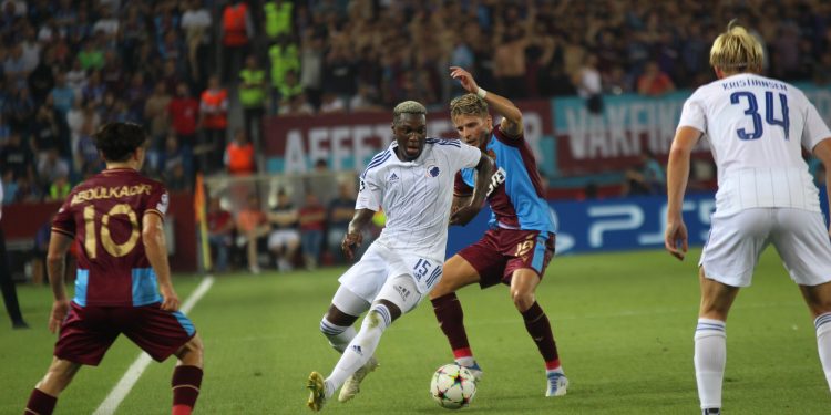 Trabzonspor ve Kopenhag'lı futbolcular top kapma mücadelesi veriyor