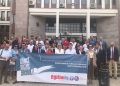 Bursa İl Milli Eğitim Müdürlüğü önünde bir araya gelen öğretmenler ellerinde "Sınav dayatmasından derhal vazgeçilmeli" yazan mavi pankart tutuyor