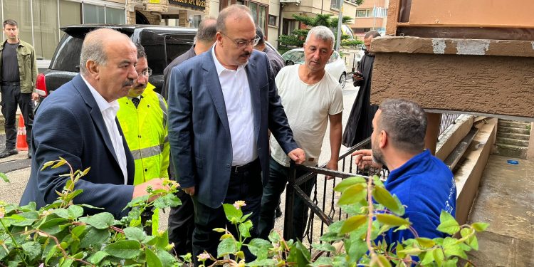 Mudanya Belediye Başkanı Hayri Türkyılmaz, beraberindeki heyetle yurttaşla konuşuyor