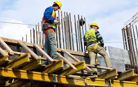 İki işçi inşaatta çalışıyor