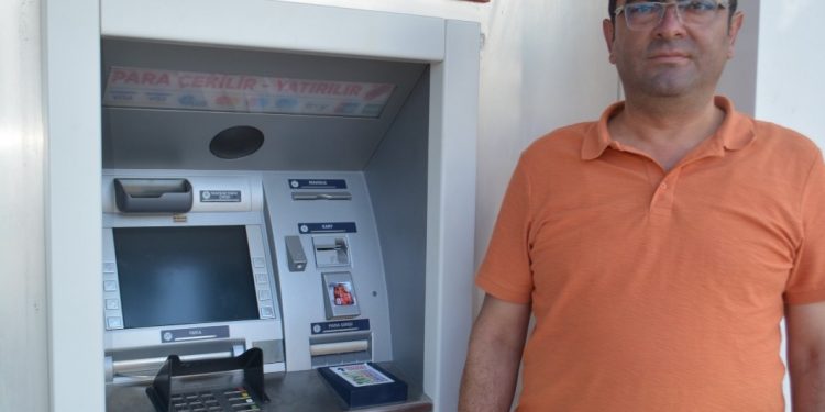 Kızılkaya Belediye Başkanı İlkay Güngör bir ATM önünde