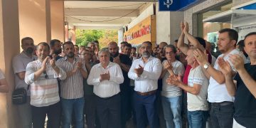 Türkiye İş Bankası şubesi önünde işçiler alkışlarla protesto düzenliyor