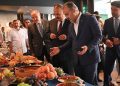 Bursa Büyükşehir Belediye Başkanı Alinur Aktaş ve Bursa Valisi Yakup Canbolat bir meyve standını inceliyor