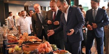 Bursa Büyükşehir Belediye Başkanı Alinur Aktaş ve Bursa Valisi Yakup Canbolat bir meyve standını inceliyor