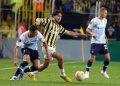 İki futbolcu arasında top kapmaya çalışan Fenerbahçeli bir oyuncu