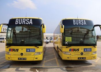Camında Bursa yazan iki adet sarı BBUS otobüsü park halinde