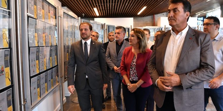 Osmangazi Belediye Başkanı Mustafa Dündar ve ekibi camlı dolaplar içinde sergilenen pul sergisini ziyaret ediyor.