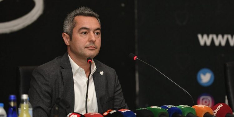 Takım elbiseli  Bursaspor Kulübü Başkanı Ömer Furkan Banaz gazetecilere açıklama yapıyor.
