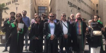 Bursa Adliyesi önündeki merdivenlerde cübbeleriyle Adalet İçin  Hukukçular açıklama yapıyor.