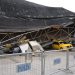 Çatısı çökmüş terminalin görüntüsü. çöken çatının altında araçlar kalmış durumda, olay yeri ise polis bariyerleriyle kapatılmış.