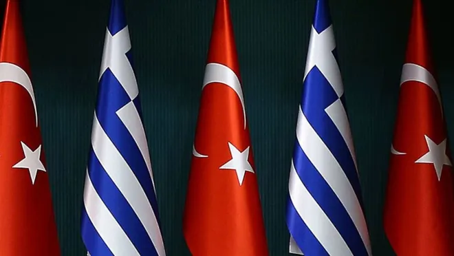 Fotoğrafta sırayla dizilmiş üç tane Türkiye, iki tane Yunanistan bayrağı var