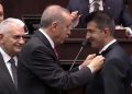 Mehmet Ali Çelebi'ye rozetini Tayyip Erdoğan takıyor.