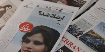 İran gazetesinde Mahsa Amini'nin fotografı ve haberi bulunuyor