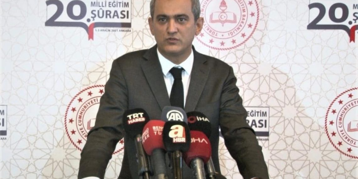 Milli Eğitim Bakanı Mahmut Özer kürsüde mikrofonlara açıklamalarda bulunuyor.