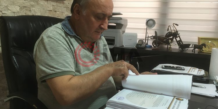 Masada oturan Ekmek Üreticileri Sendikası Başkanı Cihan Kolivar dosya inceliyor.