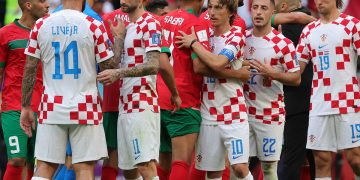 Fas ile Hırvatistanlı futbolcular birbirlerine sarılıyorlar.
