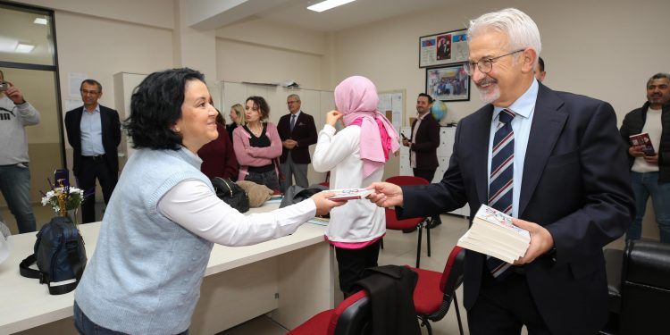 Nilüfer Belediye Başkanı Turgay Erdem'in öğretmenler günü ziyareti. Erdem  öğretmenlere kitap hediye ediyor