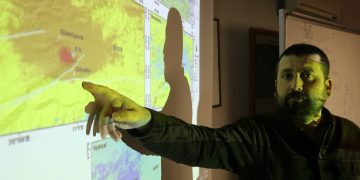 ZBEÜ Geomatik Mühendisliği Bölümü Öğretim Üyesi Doç. Dr. Çağlar Bayık'ın haritalı açıklamalarının fotoğrafı