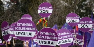 Kadınların ellerinde İstanbul Sözleşmesi'nin uygulanmasına yönelik pankartlar var