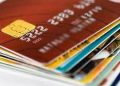Üst üste dizilmiş kredi kartları