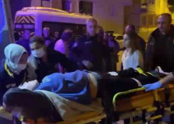 Bir kadın sağlık ekipleri tarafından sedyeyle ambulansa bindiriliyor