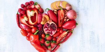 Kalp şekli verilmiş kırmızı renkli sebze ve meyve görseli