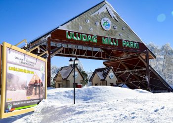 Uludağ Milli Park yazan kapının önü karlarla kaplı.