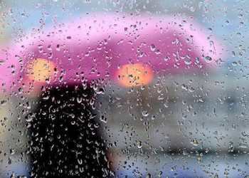 Yağmurlu havada buğulanmış camda pembe şemsiye görseli
