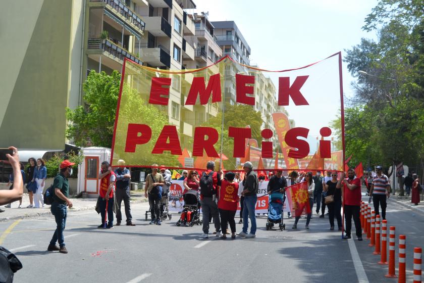 Emek Partisi yazan pankartın arkasında çok sayıda insan toplanmış yürüyüş yapıyor.